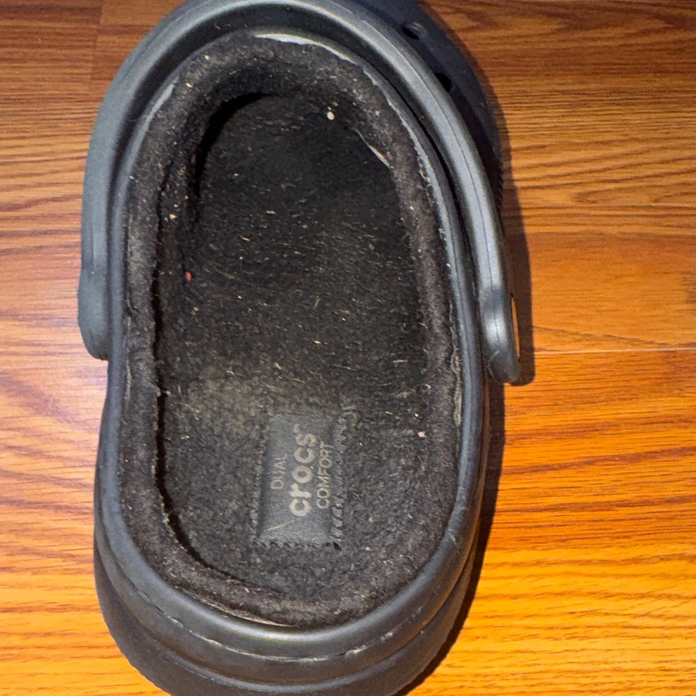 Crocs Fuzzy Lined Clog – Men’s 4 / Women’s 6 – Black – Right Shoe Only – Used - Picture 4 of 4